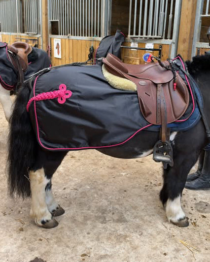 Waterproof Black & Fuchsia Quarter Sheet – Technical Fabric | HIT PONY