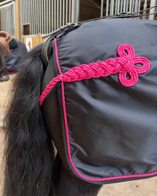 Couvre-reins imperméable noir et fuschia pour poney | HIT PONY