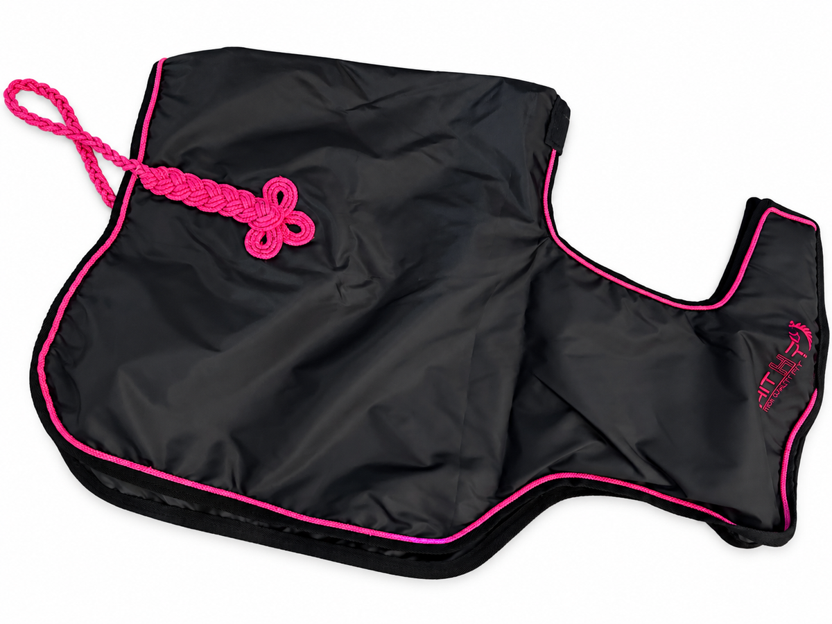 Couvre-reins imperméable noir et fuchsia pour poney, vue à plat côté gauche sur fond blanc